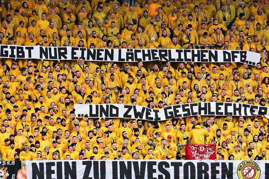 Fans des Dynamo Dresden provozieren mit einem Banner