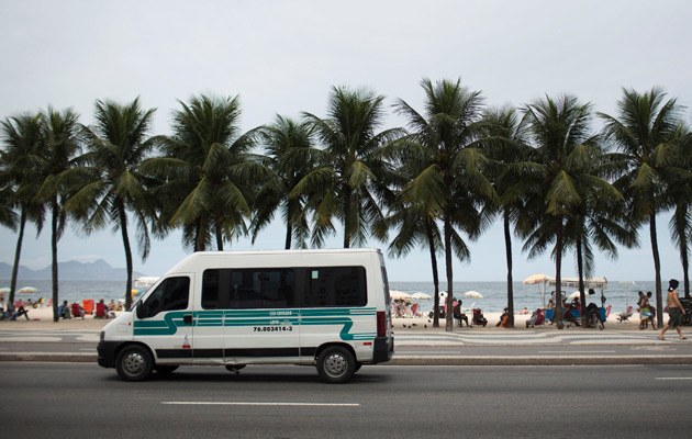 Ein öffentlicher Bus holt die Leute an der Copacobana ab – aber er unterscheidet sich kaum von einem Bus ohne Zulassung