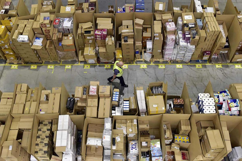 Amazon-Warenlager in der Nähe von Madrid. Die Umweltschutzorganisation Greenpeace hat aufgedeckt, dass der Händler Neuwaren einfach wegschmeißt, wenn sie zu lange im Regal liegen