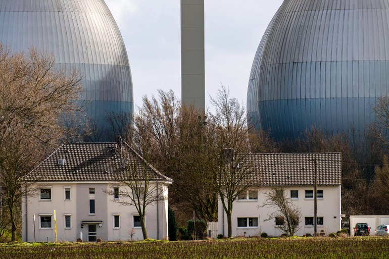 Übeltäter: Wohnhäuser vor einem Klärwerk bei Bottrop in Nordrhein-Westfalen