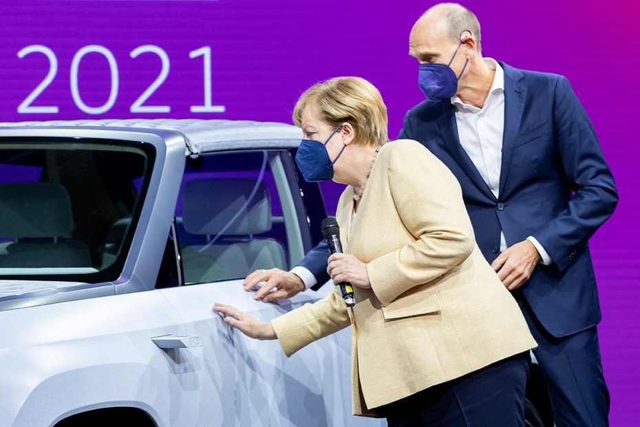 Zärtlich berührt: Volkswagen-CEO Herbert Diess und Angela Merkel auf der IAA