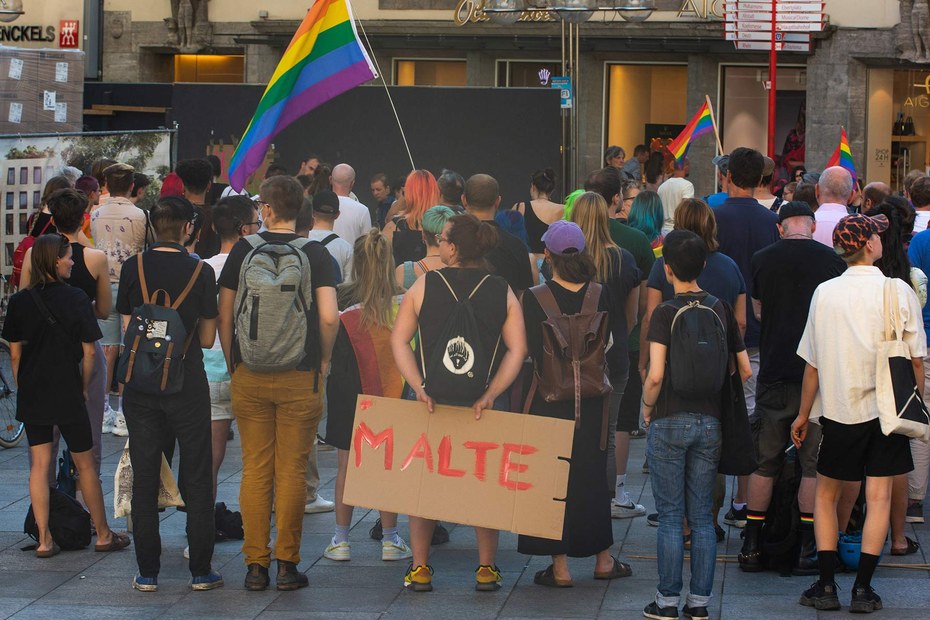 Angriffe auf queere und trans Menschen: Kein Ort ist sicher