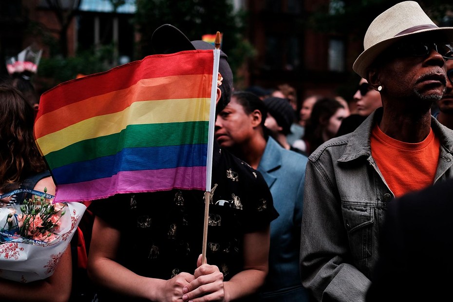 Vor der New Yorker Schwulen- und Lesbenbar The Stonewall Inn gedenken Menschen den queeren Opfern sinnloser Gewalt (Archiv)