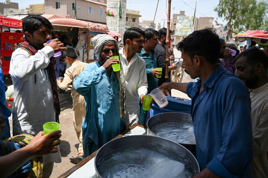 Freiwillige verteilen Wasser während der frühen Hitzewelle in Jacobabad