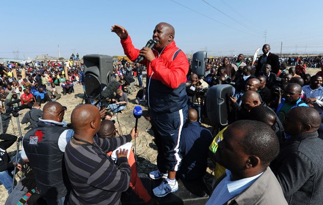 Der frühere ANC-Jugendführer Julius Malema vor Bergleuten in Marikana  