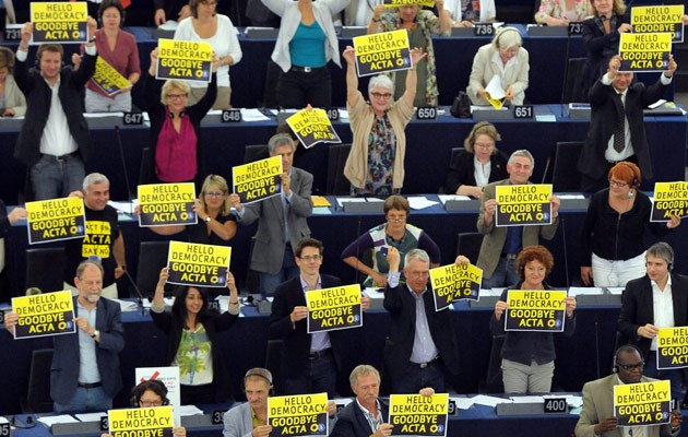 Mitglieder des EU-Parlaments demonstrieren gegen Acta