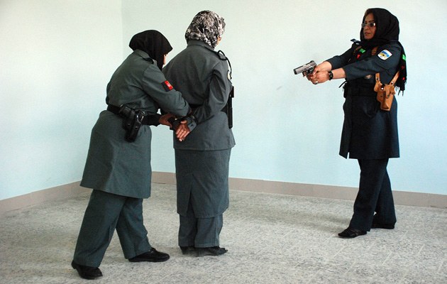 Das Rollenspiel ist nur eine Übung, denn bis jetzt ist es afghanischen Polizistinnen nicht gestattet, eine Uniform und Waffen zu tragen