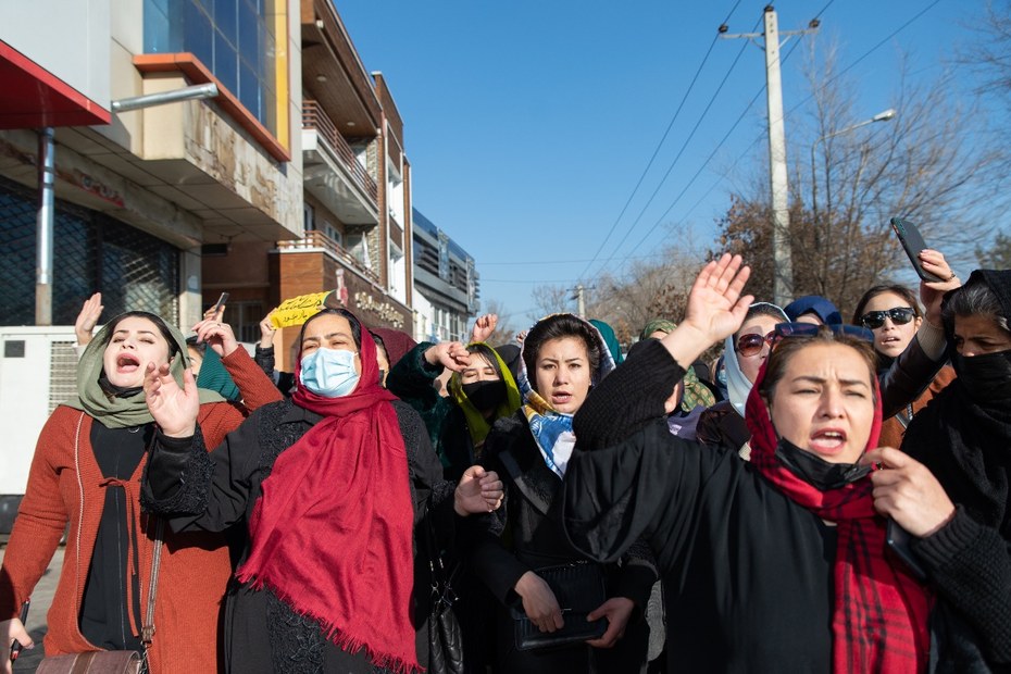 Die Rechte von Frauen werden seit der Machtergreifung der Taliban in Afghanistan immer weiter eingeschränkt. Trotzdem trauen sie sich zu protestieren