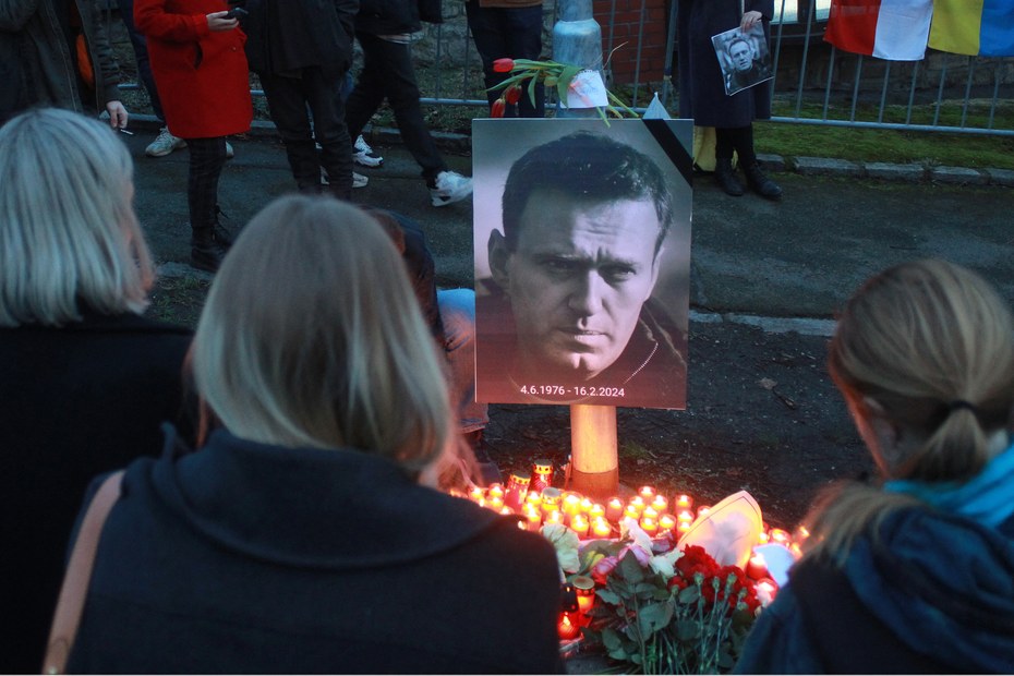 Trauer um Alexej Nawalny vor der russischen Botschaft in Prag