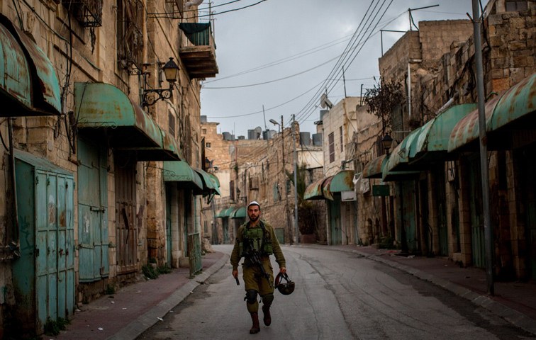 Ein Soldat in der zwischen Siedlern und Palästinensern geteilten Stadt Hebron