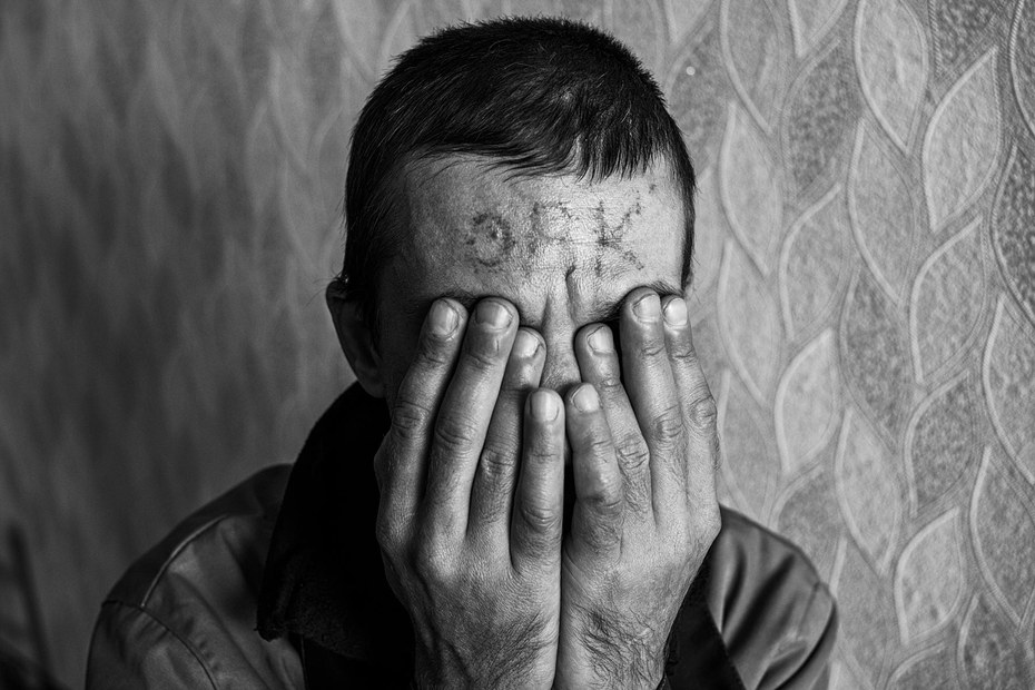 Dieser Mann wurde wegen Hochverrats zu zwölf Jahren Gefängnis verurteilt. In Untersuchungshaft tätowierten ihm Zellengenossen das Wort Ork auf die Stirn, ein abwertendes Wort, mit dem Ukrainer russische Soldaten bezeichnen.