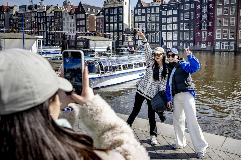 Amsterdam hat die Nase voll vom Party-Tourismus: Flüge einschränken!