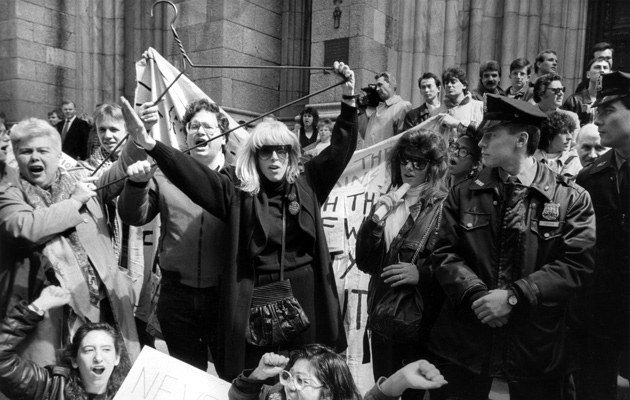 Merle Hoffman (Mitte) bei einer Demo in New York 1989 mit ihrem überdimensionalen Kleiderbügel als Protestsymbol