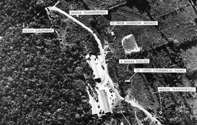 Die Luftaufnahme einer Raketenabschussbasis auf Kuba, die Kennedy als Beweis diente, die Seeblockade anzuordnen