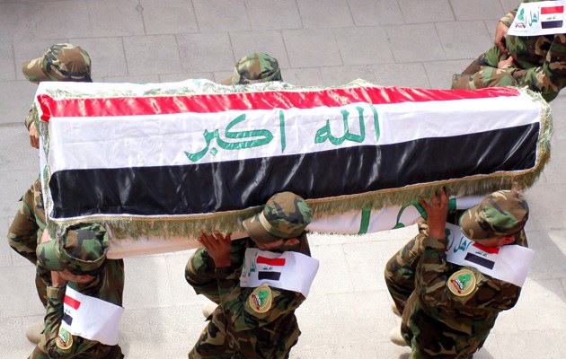 In die irakische Flagge gehüllt werden Syrien-Kämpfer bestattet
