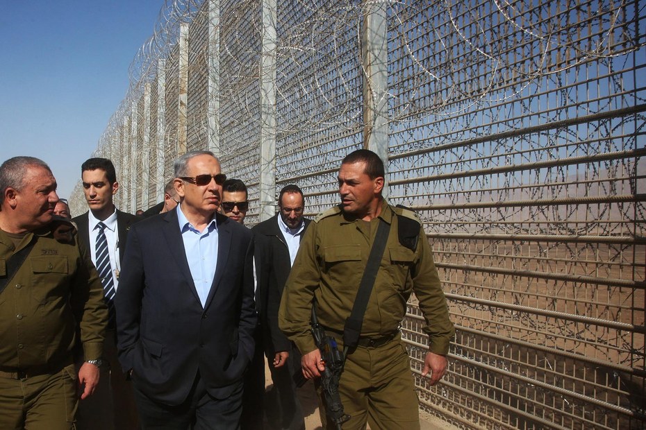 Kriegsbereiter Neoliberalismus, Technokratie und Populismus: Netanjahu am neu errichteten Grenzzaun zu Jordanien, 2016