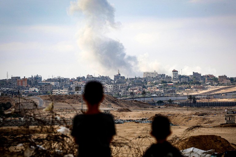 Kinder sehen Rauch aufsteigen östlich von Rafah
