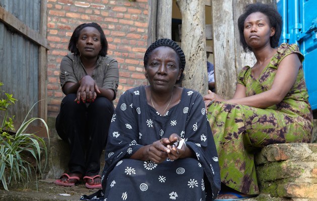 Madalena Mukariemeria (Mitte) glaubt nicht an die Reue der Täter und dass es nie wieder geschieht