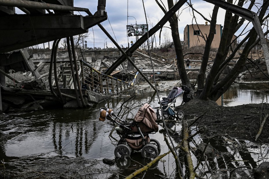 Zerstörte Brücke in Irpin, westlich von Kiew. Mehrfach war es in den vergangenen Tagen für Zivilisten nicht möglich, von Russland beschossene Städte einfach zu verlassen – so auch die Hafenstadt Mariupol