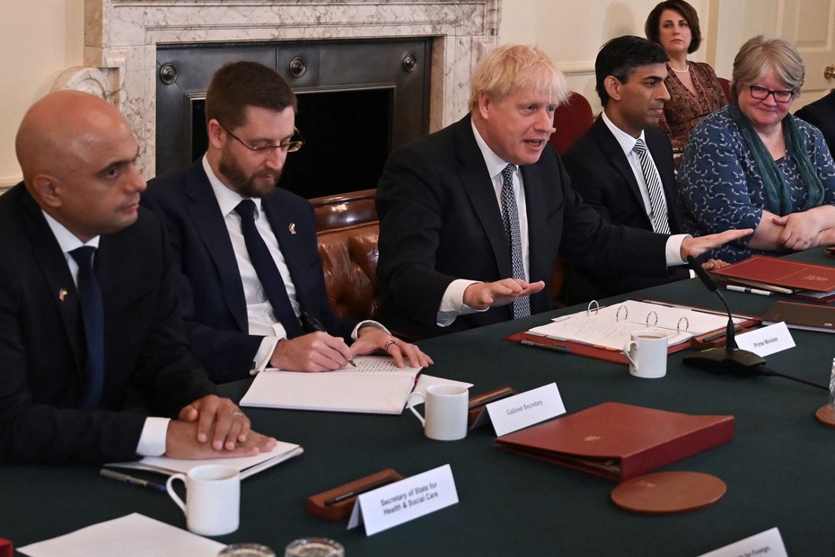Kurz vor den Rücktritten waren sie noch vereint: Gesundheitsminister Sajid Javid (links), Premier Boris Johnson (Mitte) und Finanzminister  Rishi Sunak (3. v. rechts)