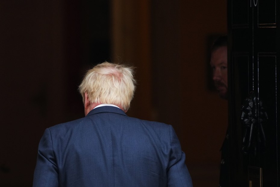 Premierminister Boris Johnson kündigt seinen Rückzug an. Am Ende ist er doch noch über sein eigenes Netz aus Lügen und Betrug gestolpert