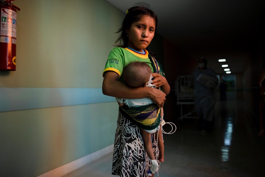 Eine Yanomami-Mutter mit ihrem Baby im Kinderhospital in Boa Vista, Februar 2023