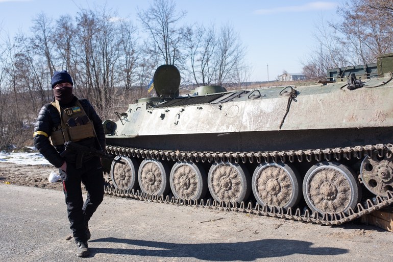 Chinesischer Kriegsreporter mit russischen Truppen an der Front in Mariupol