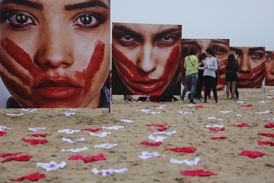 Protestaktion gegen Gewalt an Frauen in Rio de Janeiro: Während der Coronakrise hat das Ausmaß der häuslichen Gewalt weltweit zugenommen