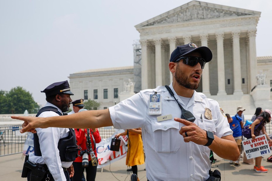 Die Polizei räumt den Platz vor dem Supreme Court in Washington