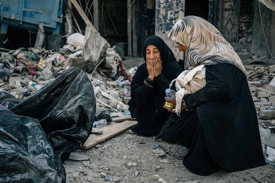 Zwei Frauen weinen am 12. August 2017 in der Altstadt Mossuls neben den Leichen ihrer Verwandten