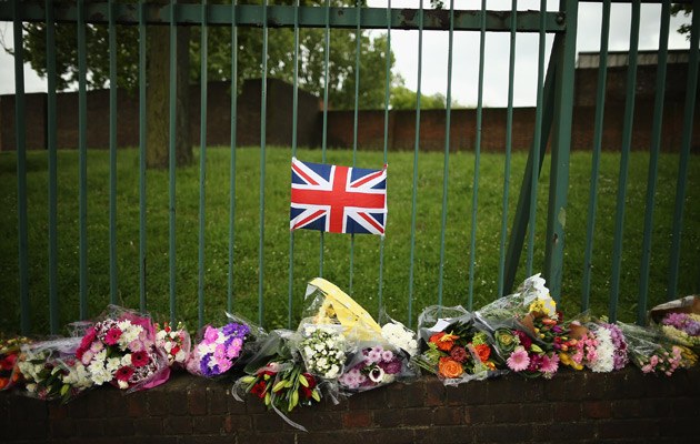 Blumen an der Stelle in London, an der Lee Rigby getötet wurde