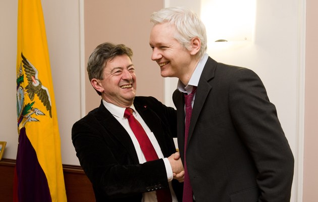 Assange (li) in der ecuadorianischen Botschaft in London mit dem französischen Politiker Jean-Luc Mélenchon 