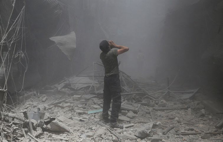 Ein Mann nach einem Luftangriff der syrischen Armee im Juli im Viertel Bustan al-Qasr in Aleppo
