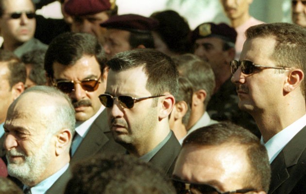 General Assef Schaukat (Bildmitte links) während eines öffentlichen Auftritts neben Präsident Assad