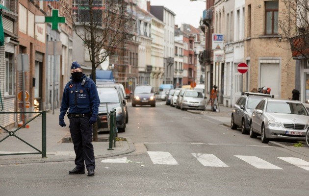 Ein Polizist im Brüsseler Stadtteil Molenbeek