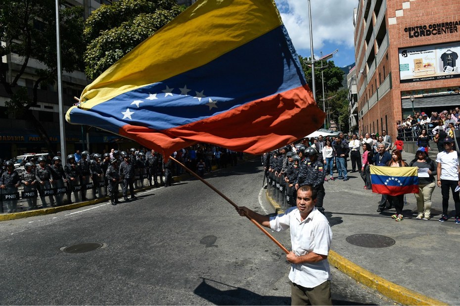 Während sich Demonstranten und Sicherheitskräfte auf den Straßen gegenüber treten, wird auch das internationale Tauziehen um Venezuelas Zukunft zunehmend gefährlich