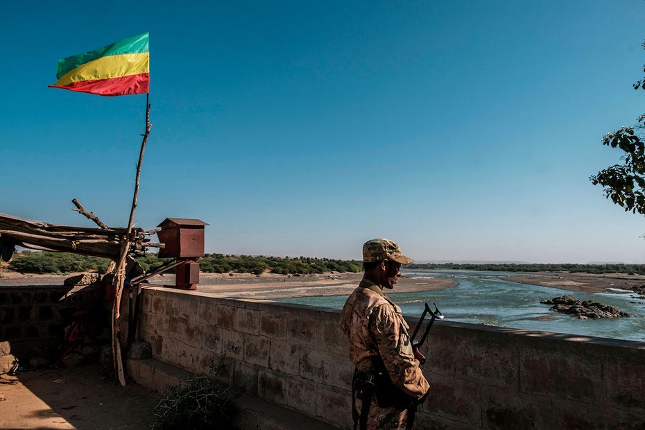 Ein Kämpfer der Amhara-Miliz. An seinem Posten weht eine äthiopische Flagge