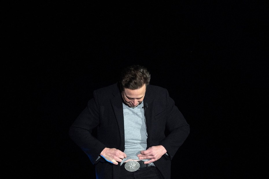 Elon Musk hat den eigenen Bauchnabel immer fest im Blick