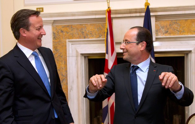 David Cameron (l.) würde Präsident Hollande einige der französischen Reichen gern abnehmen 