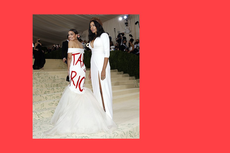 Die US-Kongress-Abgeordnete Alexandria Ocasio-Cortez trug zur „Met Ball“-Gala ein weißes Kleid mit dem Slogan „Tax the Rich“ – „Besteuert die Reichen“