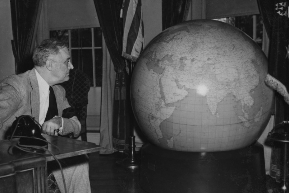 US-Präsident Franklin D. Roosevelt inspiziert ein Geschenk der US-Armee: einen riesigen Globus, auf dem alle Truppeneinsätze markiert sind (1942)