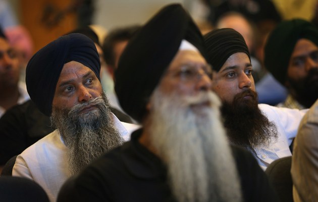 Sikh versammeln sich in Milwaukee um Informationen über die Bluttat zu bekommen. 