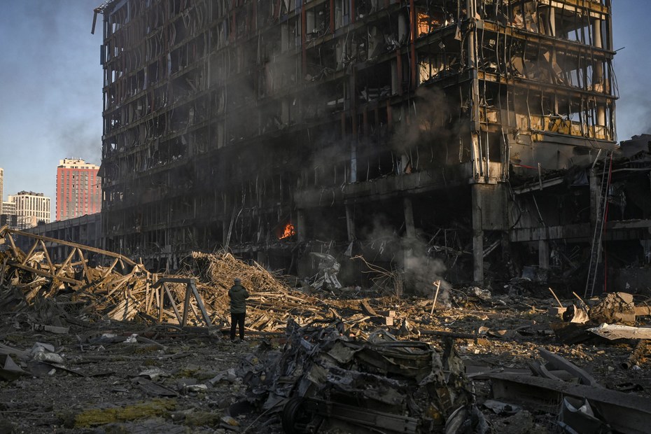 Bei einem nächtlichen Raketenangriff auf ein Einkaufszentrum in der ukrainischen Hauptstadt Kiew sind mindestens acht Menschen getötet worden