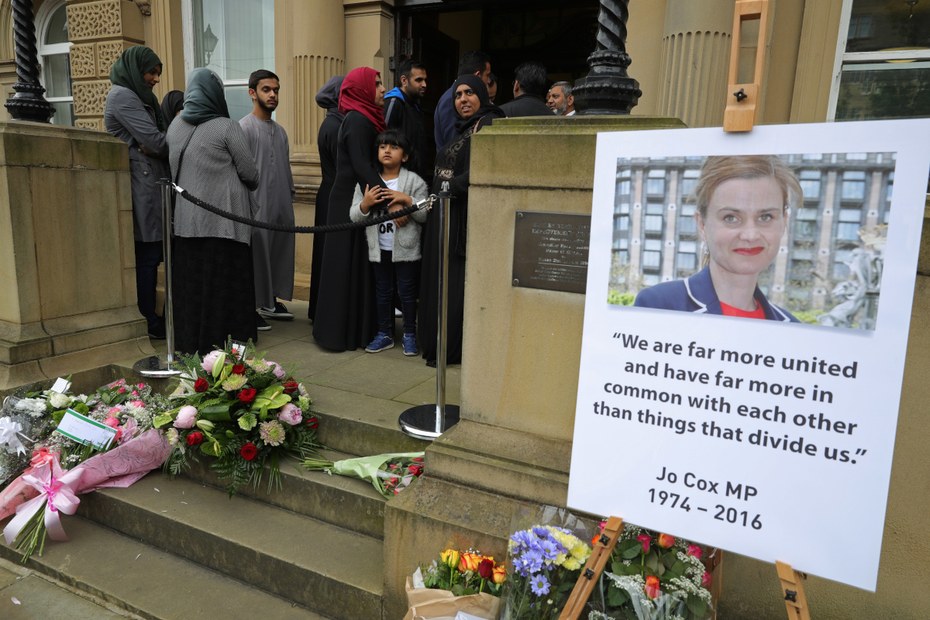 Gedenkveranstaltung für die ermordete Labour-Parlamentarierin Jo Cox im Jahr 2016. Auf dem Plakat steht ein Zitat von ihr: „Wir sind viel vereinter und haben viel mehr miteinander gemeinsam als es Dinge gibt, die uns trennen.“