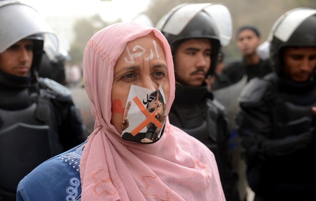 Aufstand gegen die Muslimbruderschaft vor der Parteizentrale in Kairo: Eine Demonstrantin trägt einen Aufkleber über ihren Mund mit einem rot angekreuzten Porträt des Staatspräsidenten Mohamed Mursi