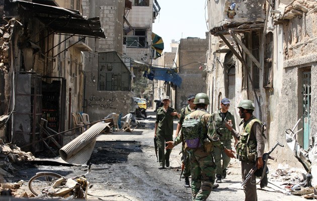 Ein Gefechtsfeld: Regierungstruppen inspizieren das zurückeroberte Damaszener Viertel Midan