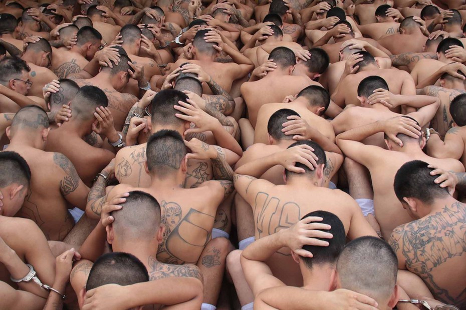 Männer in einem Gefängnis in El Salvador