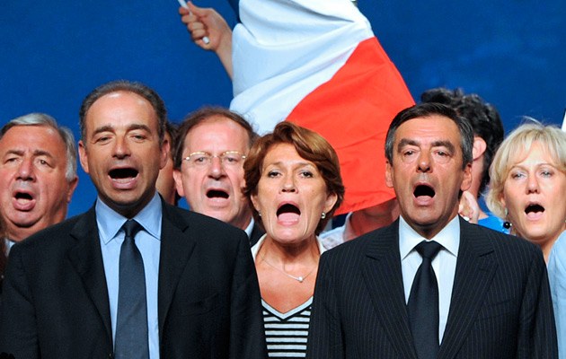 Die Hymne eint, sonst geht es allerdings rund zwischen Ex-Premierminister François Fillon (r.) und Jean-François Copé, amtierender Generalsekretär der UMP 