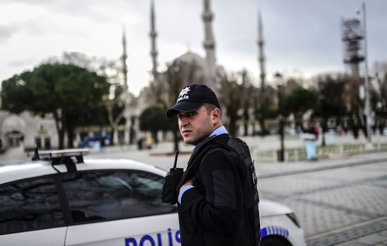 Polizeibeamter einen Tag nach dem Anschlag in Istanbul nahe der blauen Moschee, bei dem zehn Menschen starben