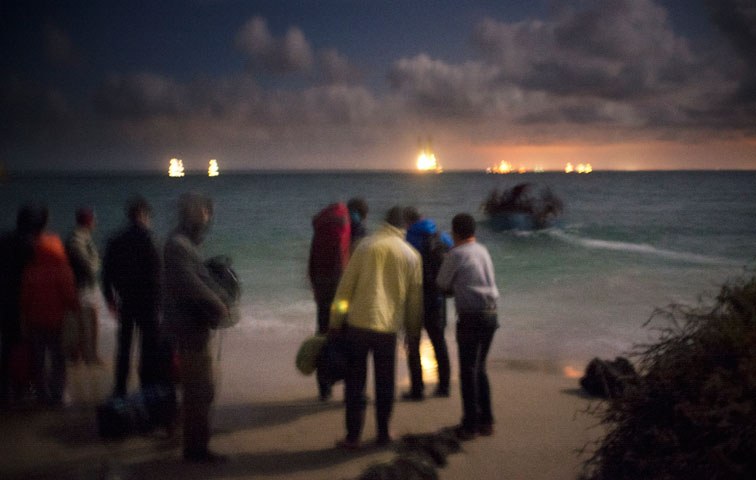 Ein Flüchtlingsboot vor der Küste von Alexandria